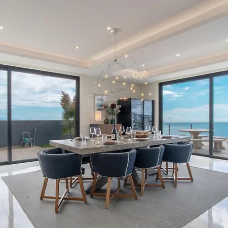 Villa Rich *